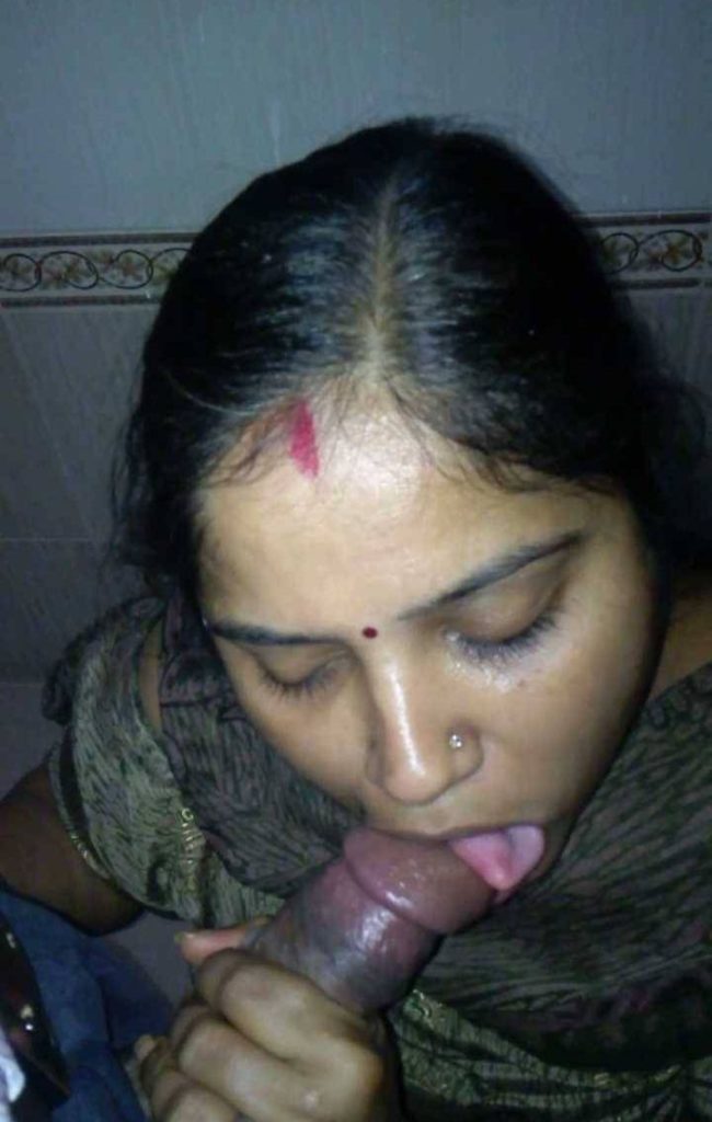Desi bhabhi sucking cock