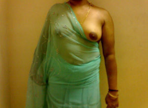 desi aunty showing one boobs