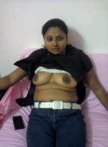 desi indian bhabhi showing boobs