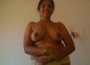 Indian bhabhi goes full nude
