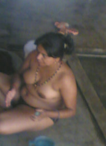 desi bhabhi bathing naked