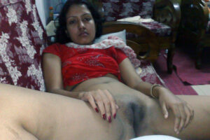 shaved indian aunty pussy
