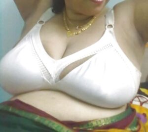 busty Gujarati aunty desi boobs in bra