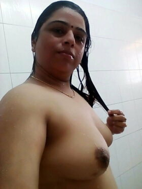 big boobs desi bhabhi in shower