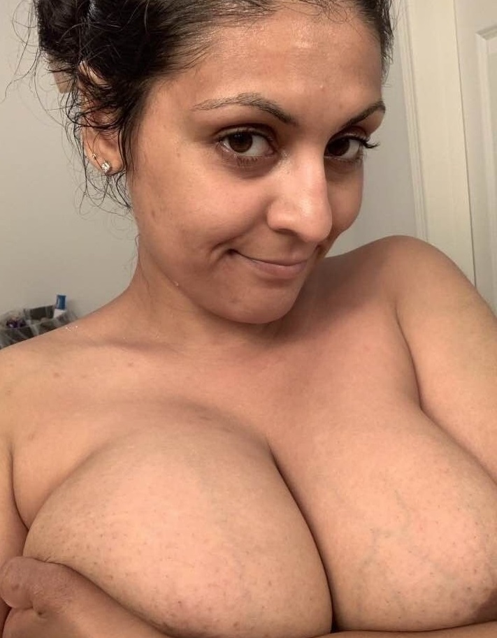 stunning mature busty wife nude