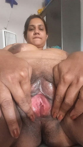 wife showiing her pussy