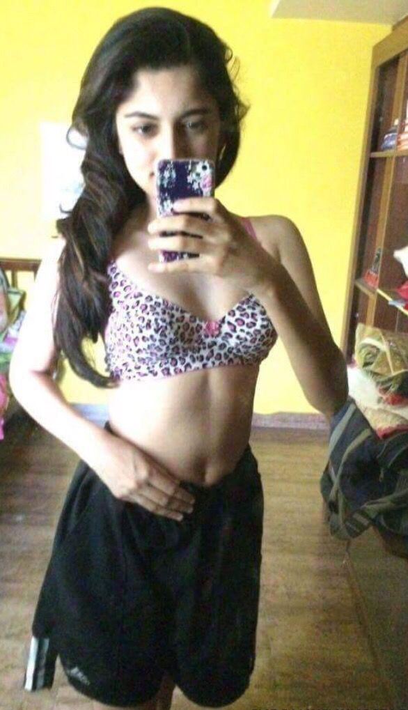 Beautiful Pakistani College Girl Nude Selfies