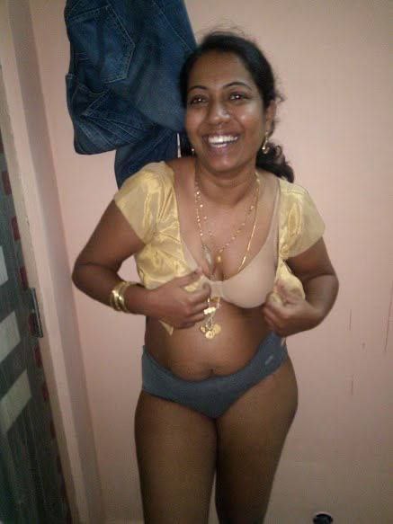 tamil hot aunty showing her body